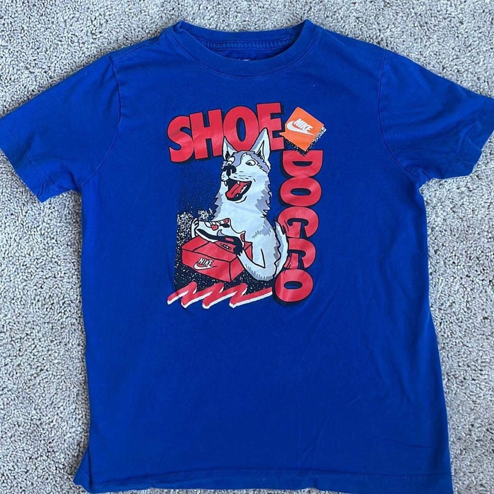 NIKE boys shoe dog short sleeve shirt medium